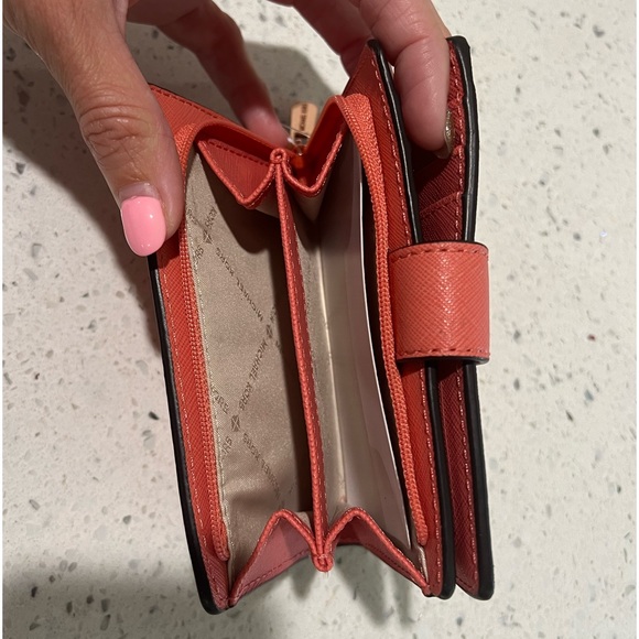 NWT Michael Kors Leather Wallet - Picture 1 of 5